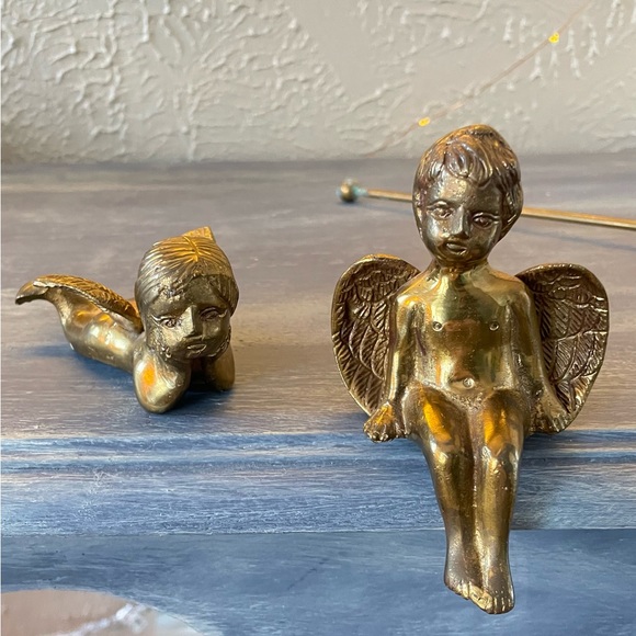 👼3 Angels ~1 sits on ledge, 1 laying down & 1 candle snuffer👼 brass & copper - Picture 9 of 12